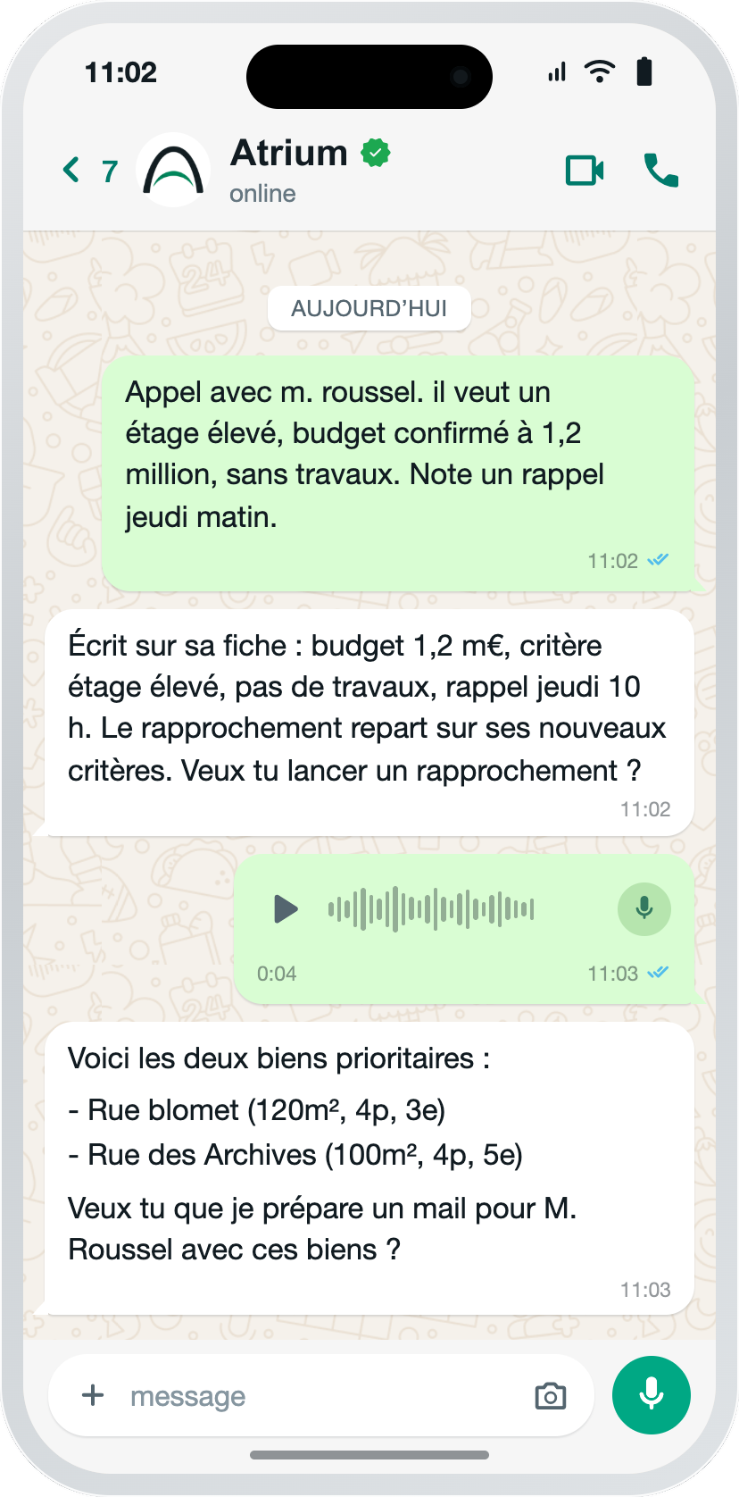 Conversation WhatsApp avec Atrium : un compte rendu d'appel dicté, la fiche mise à jour, deux biens proposés, puis un mail à préparer.